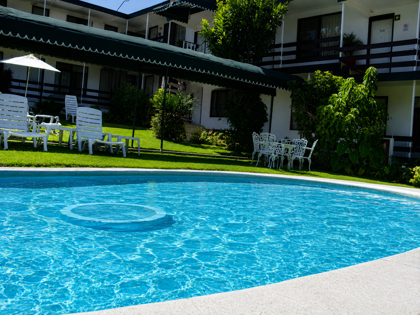 Alberca y áreas del hotel Villa Vergel